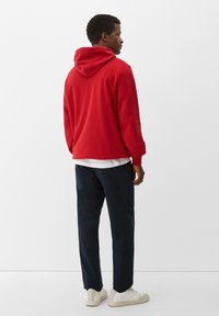 s.Oliver  OP DE VOORKANT czerwony