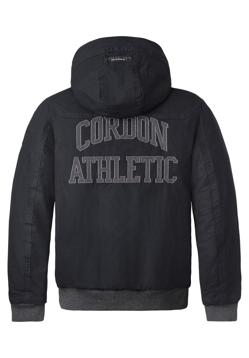 Schwarze Jacke mit Kapuze, mit "CORDON ATHLETIC" in großen gestickten Buchstaben auf dem Rücken. Graue gerippte Bündchen und Saum. Strukturiertes Material.
