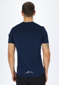 Marineblauwe sportieve t-shirt met korte mouwen en ronde hals, met een soepele textuur en een witte bergsilhouet-detail op de achterzoom.