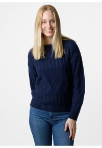 Marineblauer Strickpullover mit einem strukturierten Rautenmuster, Rundhalsausschnitt und langen Ärmeln. Trägt man mit blauen Jeans.