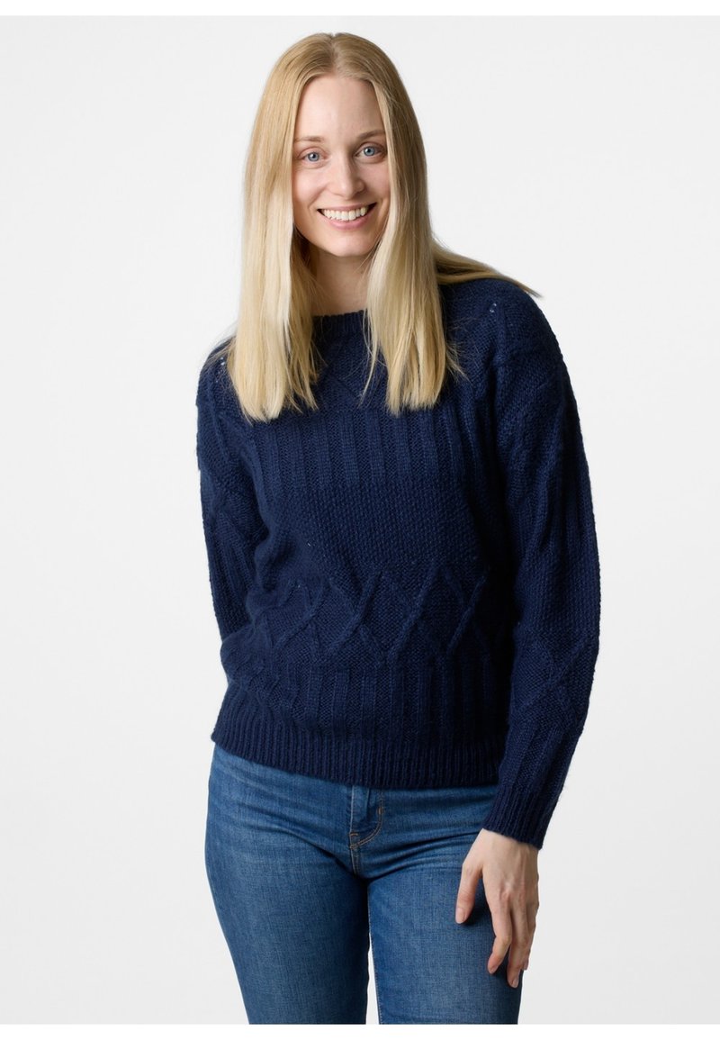 Marineblauer Strickpullover mit einem strukturierten Rautenmuster, Rundhalsausschnitt und langen Ärmeln. Trägt man mit blauen Jeans.