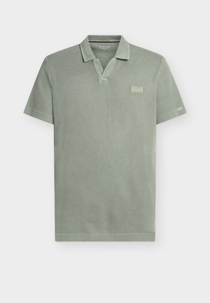 Lichtgroen gestructureerd korte mouwen poloshirt met een zachte kraag en een klein rechthoekig logo-patch op de borst.