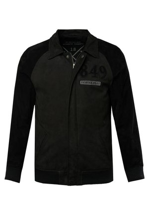 Zwarte bomberjack van leer en suede. Bevat een ritssluiting, zijzakken, geribbelde manchetten en borduursel "849 FIGHTER PILOT".