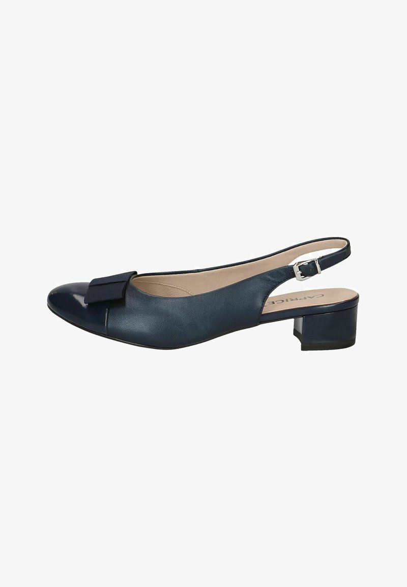 Marineblaue Slingback-Schuhe aus glattem Leder mit einer abgerundeten Spitze und einer dekorativen Schleife. Verfügt über einen mittelhohen Absatz und einen Schnallenverschluss.