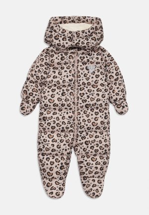 Baby-Schneeanzug mit Kapuze, Fäustlingen und Fußüberzügen in Beige mit braunem Leoparden- und Herzmuster, Frontreißverschluss und Guess-Logoaufnäher.