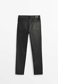 Svarta denimjeans med en slät yta, med ett medelhögt midjeband, två bakfickor och raka ben.