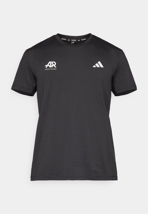 Maglietta da corsa Adidas nera a maniche corte con logo Adidas bianco sul petto destro e logo "AR Adidas Runners" sul petto sinistro.