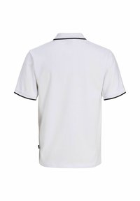 Λευκό κοντομάνικο πόλο μπλουζάκι με μαύρο περιθώριο στο γιακά και στα μανίκια, εμφανιζόμενο από πίσω σε απλό λευκό φόντο.