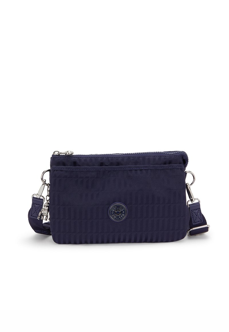 Borsa a tracolla in nylon blu navy con superficie testurizzata, dotata di chiusura con zip, cinturino regolabile e dettaglio del logo sul davanti.