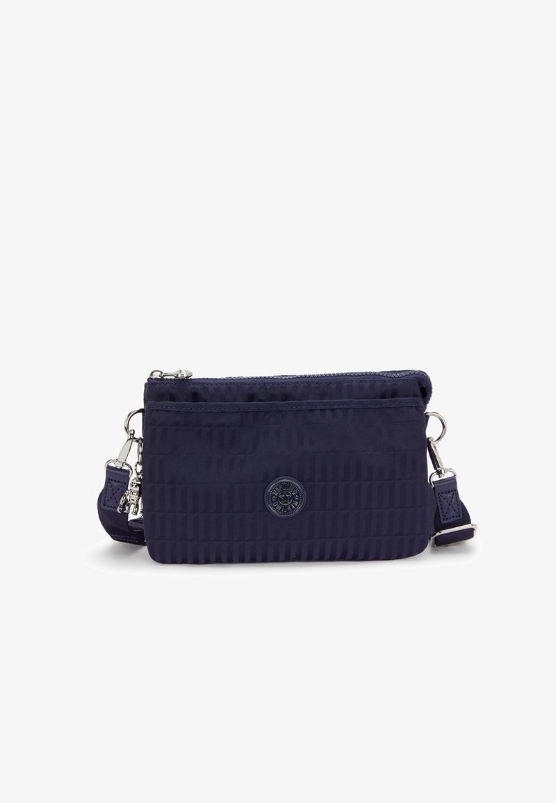 Borsa a tracolla in nylon blu navy con superficie testurizzata, dotata di chiusura con zip, cinturino regolabile e dettaglio del logo sul davanti.