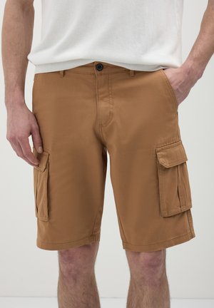 Shorts cargo marron en tissu lisse, avec deux poches latérales et une poche cargo, fermés par un bouton à la taille et avec des détails couturés.