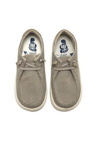 Zapatos de malla beige con punta redonda, suela flexible, detalles cosidos y cordones elásticos para un ajuste seguro. Las etiquetas interiores indican la izquierda y la derecha.