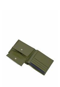 Portafoglio in pelle verde oliva con più scomparti per carte, chiusura a pulsante e un comparto per le monete. Texture liscia e design minimale.