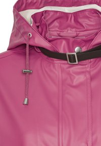 Fioletowy kaptur płaszcza przeciwdeszczowego z troczkiem i czarnym paskiem z klamrą na wodoodpornym materiale, podkreślający szczegóły zapięcia z przodu.