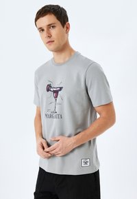 Koton - T-shirt z nadrukiem
