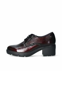 Scarpa in pelle verniciata borgogna con punta arrotondata, lacci neri e tacco a blocco robusto. La finitura texturizzata aggiunge interesse visivo.