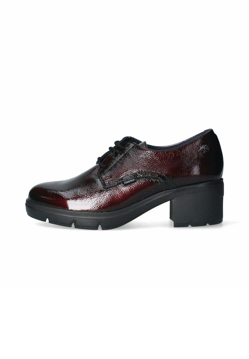 Scarpa in pelle verniciata borgogna con punta arrotondata, lacci neri e tacco a blocco robusto. La finitura texturizzata aggiunge interesse visivo.