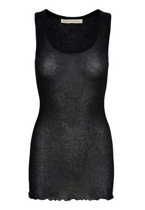 Crna, bezrukavna majica od laganog, rebrastog materijala. Ima izrez u obliku uvale i valovitu donju ivicu.