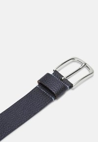 Cintura in pelle di colore blu scuro con finitura texturizzata, dotata di una fibbia in metallo argentato e cuciture a contrasto di colore blu chiaro lungo i bordi.