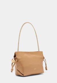 Handtas van kastanjebruin leer met een schouderriem van gouden ketting, trekkoordsluiting en logo-accent, voorzien van een gladde textuur en minimalistisch ontwerp.