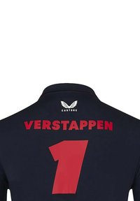 Ciemnoniebieska koszulka polo z czerwonymi akcentami; na plecach znajduje się napis "VERSTAPPEN" oraz numer "1", a pod szyją umieszczono logo ze skrzydłami.