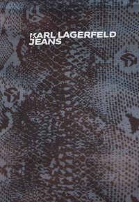 Zwart en grijs slangenprintstof met een gestructureerd patroon; met daarin in vetgedrukte witte letters "KARL LAGERFELD JEANS".
