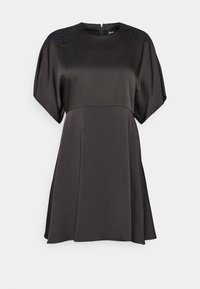 Μαύρο φόρεμα με κοντά, φαρδιά μανίκια, σατινέ υφή, εφαρμοστό κορσέ και έντονα υφασμάτινα διακοσμητικά στους ώμους. Κλείσιμο με φερμουάρ στην πλάτη.