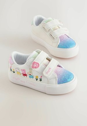 Vita sneakers med glittriga blå och rosa detaljer, prydda med Peppa Pig-motiv och blommönsterbroderi. Med kardborreband för enkel på- och avtagning.