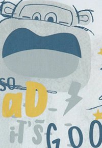Personaje de estilo caricatura con una gran boca en tonos grises y azules, acompañado de texto estilizado en amarillo y gris, con rayos y estrellas.