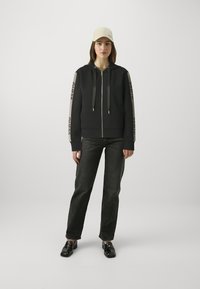 Guess HOOD STUDS LOGO - Užtrauktuku užsegamas treningas - jet black