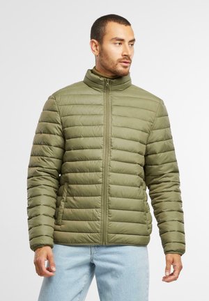 Olivenfarget polstret jakke med glidelåsfront, høy krage og horisontal kviltedesign. Har en jevn tekstur og tettsittende ermer.