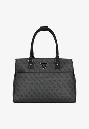 Sort Guess håndtaske med monogram mønster, to skulderremme og en trekantet metal logo plade på fronten.