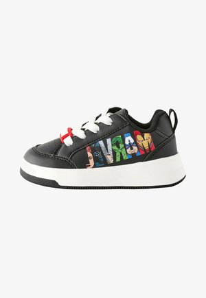 Czarne skórzane sneakersy z białymi sznurówkami, z kolorowym wzorem z twarzami superbohaterów po bokach oraz grubą białą podeszewką.