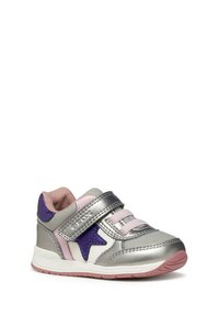 Scarpe da ginnastica argentate con una stella viola glitterata, dettagli rosa e una chiusura a strappo; presentano una superficie texturizzata e suola in gomma.