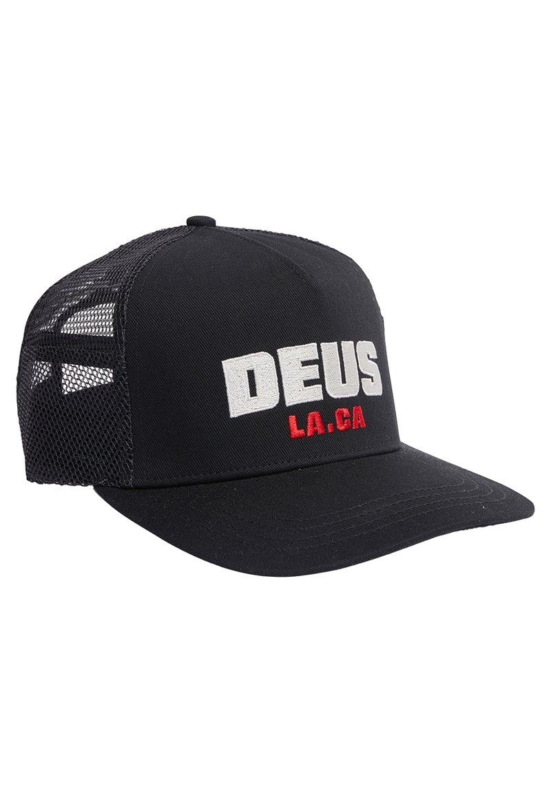 Gorra negra con parte trasera de malla, visera curvada y el bordado "DEUS LA.CA" en blanco y rojo. Presenta un diseño estructurado y un cierre ajustable tipo snapback.