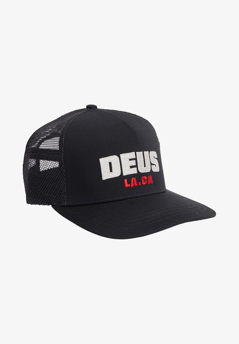 Gorra negra con parte trasera de malla, visera curvada y el bordado "DEUS LA.CA" en blanco y rojo. Presenta un diseño estructurado y un cierre ajustable tipo snapback.