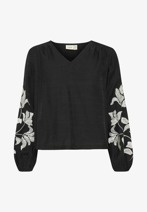 Černá blůza s vykrojeným véčkovým výstřihem, dlouhými nabíranými rukávy a složitou bílou listovou výšivkou na rukávech. Měkká tkanina s jemným leskem.