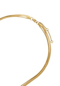 Złoty naszyjnik z metalu o gładkim, płaskim łańcuszku. Wyposażony w zapięcie typu karabińczyk oraz regulowaną długość dzięki dołączonemu przedłużeniu z oczek.