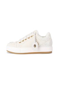 Sneaker bianco con tomaia in tessuto testurizzato, occhielli dorati e suola in gomma. Presenta un’etichetta con logo e dettagli leggermente sfilacciati.