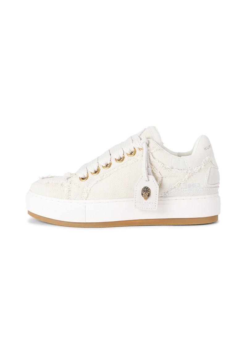 Sneaker bianco con tomaia in tessuto testurizzato, occhielli dorati e suola in gomma. Presenta un’etichetta con logo e dettagli leggermente sfilacciati.