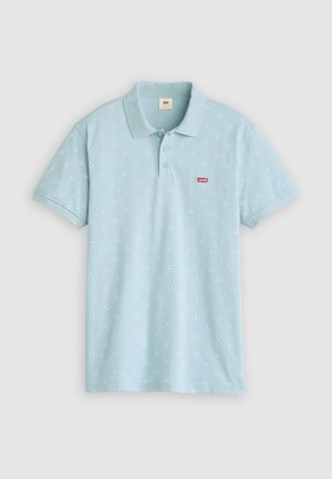 Svijetloplava polo majica kratkih rukava s malim bijelim uzorkom dijamanta i crvenim Levi's logotipom na lijevoj strani prsa.