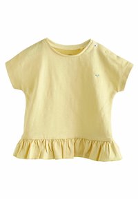 Geel t-shirt met korte mouwen van een zachte stof, voorzien van een gerimpelde onderrand. Het heeft een ronde halslijn en een klein geborduurd detail op de borst.