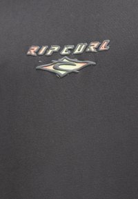 Mustaline sviiter, millel on väljaulatuv, mitmevärviline "RIPCURL" logo lainete kujundusega; sile tekstuur ja mugav kangas.