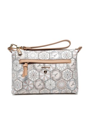 Borsa a tracolla rettangolare in pelle rosa chiaro con un motivo geometrico. Presenta una tasca con zip, una tracolla removibile e dettagli in metallo dorato.