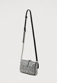 Χαλίκι τσάντα με ασημένιο μοτίβο και μαύρη δερμάτινη λωρίδα, με αλυσίδα ως διακόσμηση, λεπτό ορθογώνιο σχήμα και υφή στην επιφάνεια.