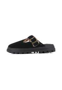 Chaussure à enfiler en daim noir avec un détail texturé en fourrure sur la bride et une semelle en caoutchouc noir épaisse avec des motifs de semelle surélevés.