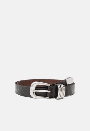 CROCODILE EMBOSSED BELT SEVERAL LOOPS BUCKLE AND TIP - Opasok - dark brown