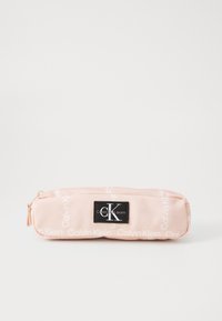 Rosa dragkedjefodral gjort av slitstarkt tyg, med en logotypapplikation och ett repetitivt textmönster av "Calvin Klein" över ytan.