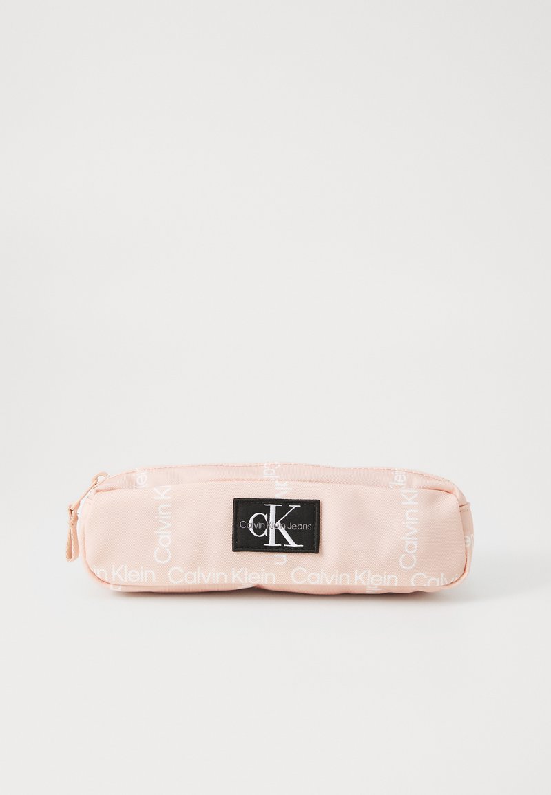Rosa dragkedjefodral gjort av slitstarkt tyg, med en logotypapplikation och ett repetitivt textmönster av "Calvin Klein" över ytan.
