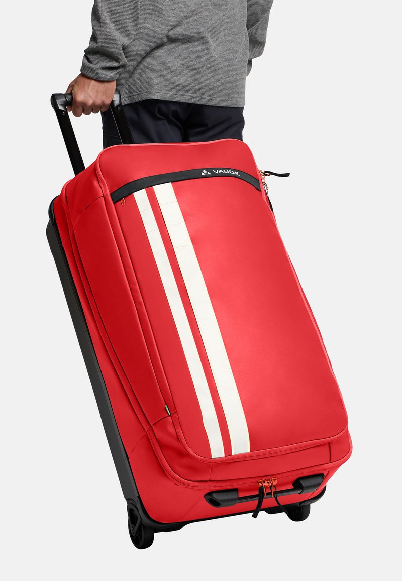 Valigia rossa con ruote, strisce bianche, chiusura con zip, maniglia superiore e ruote robuste. Esterno in tessuto testurizzato con un design elegante.